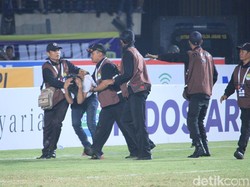 Persib Kalah, Suporter Masuk Lapangan Lagi
