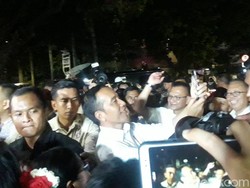 Tinggalkan Lokasi Pembubaran TKN, Jokowi Foto-foto Bareng Relawan