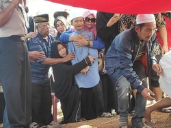 Isak Tangis Keluarga Iringi Pemakaman Jenazah Bripka Rahmat Effendy