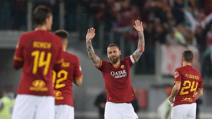 ROME, ITALY - MAY 26:  Daniele De Rossi of AS Roma greets the fans during his last match of the Serie A between AS Roma and Parma Calcio at Stadio Olimpico on May 26, 2019 in Rome, Italy.  (Photo by Paolo Bruno/Getty Images)