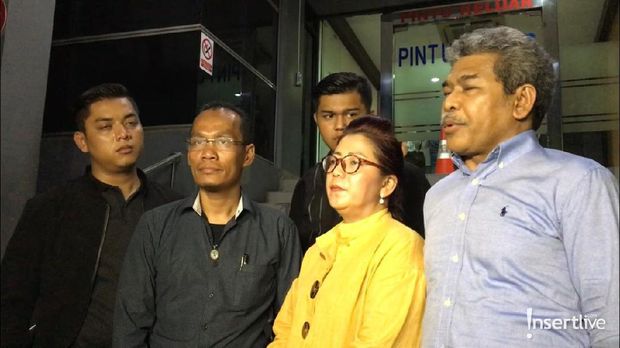 Ibunda Kriss Hatta dan tim kuasa hukum