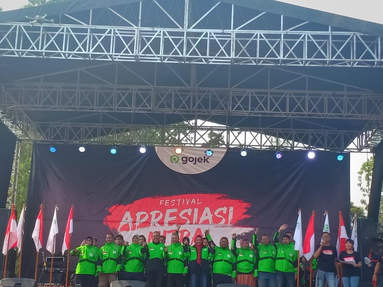 Belasan Ribu Driver Go-Jek Antusias Dapatkan Jaket dan Helm Baru