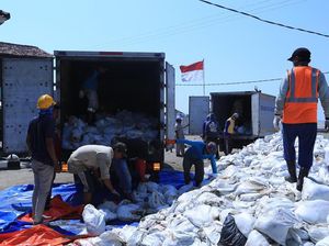 Pertamina Dirikan Posko Atasi Tumpahan Minyak di Pantai Karawang