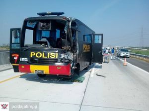 Bus Polisi Kecelakaan di Tol Nganjuk, 1 Bhayangkari Meninggal 5 Terluka Bus Polisi Kecelakaan di Tol Nganjuk, 1 Bhayangkari Meninggal 5 Terluka