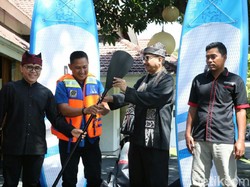 Menpar Bagikan 10 Stand Up Paddle Board untuk Wisata Bahari Banyuwangi