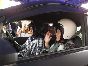 Jajal Mobil Balap, Risma Ikut Ngebut Bareng Srikandi Pembalap Jajal Mobil Balap, Risma Ikut Ngebut Bareng Srikandi Pembalap