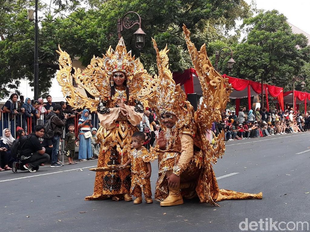 Ikut Solo Batik Carnival, Ganjar Ingin Ada Atraksi di Semua Daerah Ikut Solo Batik Carnival, Ganjar Ingin Ada Atraksi di Semua Daerah