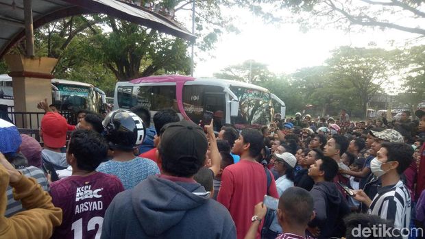 Jelang Hadapi PSM, Bus Tim Persija Dicegat dan Dilempari Hingga Rusak