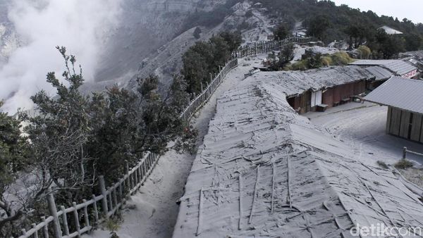 Abu Vulkanik Selimuti Jalan Hingga Bangunan di Tangkuban Perahu