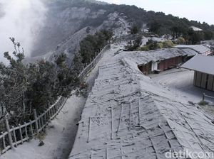 Abu Vulkanik Selimuti Jalan Hingga Bangunan di Tangkuban Perahu Abu Vulkanik Selimuti Jalan Hingga Bangunan di Tangkuban Perahu