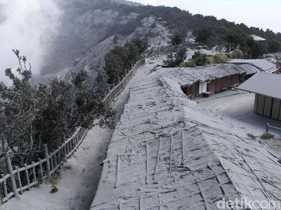 Abu Vulkanik Selimuti Jalan Hingga Bangunan di Tangkuban Perahu