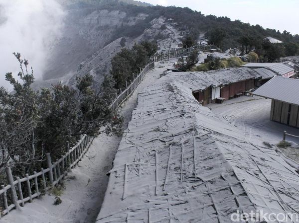 Abu Vulkanik Selimuti Jalan Hingga Bangunan di Tangkuban Perahu