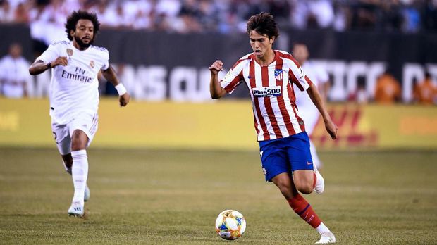 Real Madrid's Brazilian defender Marcelo (L) runs after Atletico Madrid's Portuguese midfielder Joao Felix as he controls the ball during their 2019 International Champions Cup football match between Real Madrid and Atletico Madrid at the Metlife Stadium Arena in East Rutherford, New Jersey on July 26, 2019. (Photo by Johannes EISELE / AFP)