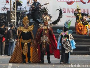 Ikut Solo Batik Carnival, Ganjar Pranowo Pakai Kostum Khas Timor Leste