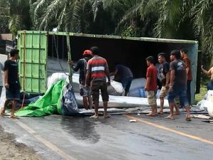 Ini Jadinya Jika Truk Angkut Beban Berlebih di Jalan Menanjak