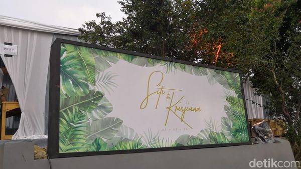 Undang Jokowi dan Deretan Karangan Bunga di Pernikahan Siti Badriah