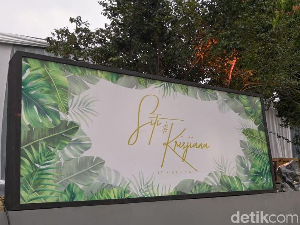 Undang Jokowi dan Deretan Karangan Bunga di Pernikahan Siti Badriah Undang Jokowi dan Deretan Karangan Bunga di Pernikahan Siti Badriah