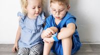 Anak dengan smartwatch/