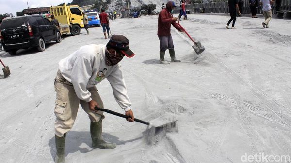 Abu Vulkanik di Tangkuban Perahu Dibersihkan