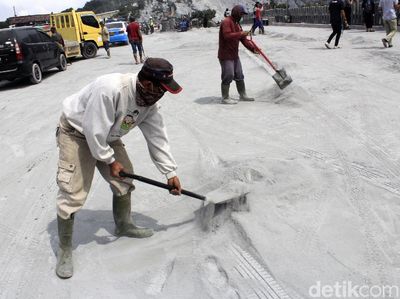 Abu Vulkanik di Tangkuban Perahu Dibersihkan