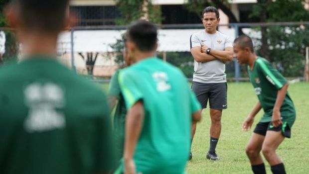 Bima Sakti berhasil membawa tim arahannya mengalahkan Vietnam 2-0 di Piala AFF U-15 2019. (