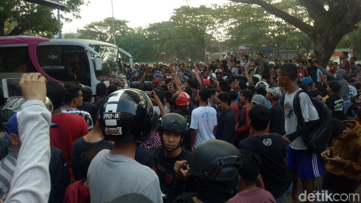 Ratusan massa mengadang bus rombongan tim Persija Jakarta. (Foto: Ibnu Munsir/detikSport)