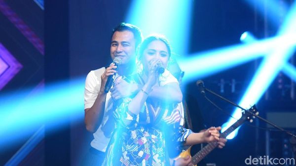 Sweet Banget.. Raffi Ahmad Peluk Mesra Nagita Slavina di Atas Panggung!
