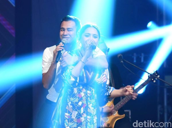 Sweet Banget.. Raffi Ahmad Peluk Mesra Nagita Slavina di Atas Panggung!
