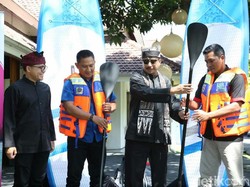 Menpar Bagikan 10 Stand Up Paddle Board untuk Banyuwangi