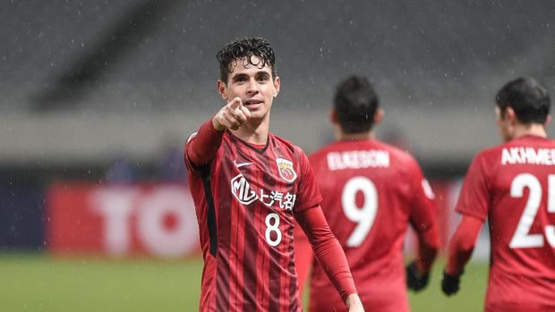 SHANGHAI, CHINA - FEBRUARY 20: Oscar #8 of Shanghai SIPG celebrates a goal during the 2018 AFC Champions League Group F match between Shanghai SIPG and Melbourne Victory at Shanghai Stadium on February 20, 2018 in Shanghai, China. (Photo by VCG/Getty Images )