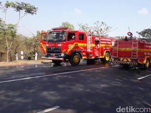 Truk CNG Terguling Lumpuhkan Pantura Pasuruan, Kendaraan Dialihkan ke Tol