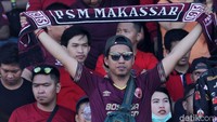 Ada juga suporter yang membawa syal bertuliskan PSM Makassar.