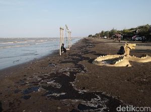 Sepekan Masih Tercemar Minyak, Pantai di Karawang Sepi Pengunjung