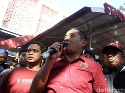 Panpel pertandingan mengumumkan jika laga leg ke-2 final Piala Indonesia ditunda.