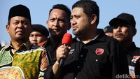 Panitia pelaksana pertandingan mengumumlan penundaan pertandingan satu jam sebelum kick off.