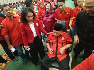 Cerita Akom Dirawat Karena Stroke, Kini Muncul Lagi di Soksi Cerita Akom Dirawat Karena Stroke, Kini Muncul Lagi di Soksi