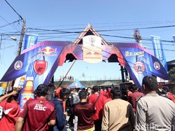 Suporter terus berdatangan untuk menyemangati tim kesayangannya. Namun sayang, laga tersebut ditunda dengan alasan keamanan.