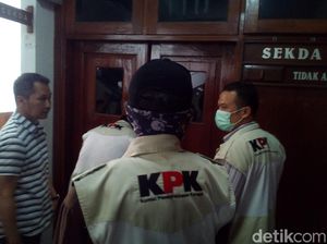 KPK Kembali Geledah Ruang Sekda Kudus Didampingi Wabup KPK Kembali Geledah Ruang Sekda Kudus Didampingi Wabup