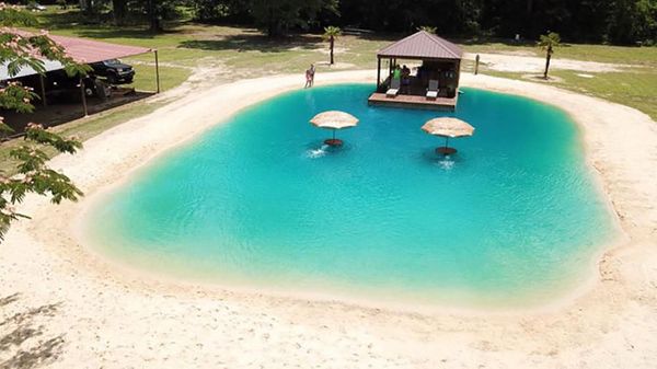 Keren! Halaman Belakang Rumah Disulap Jadi Pantai