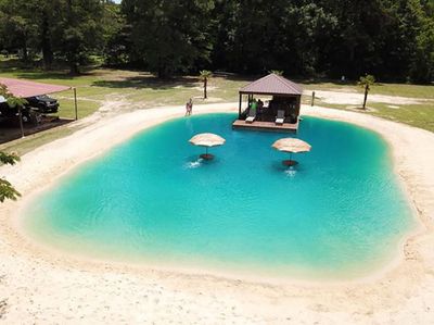 Keren! Halaman Belakang Rumah Disulap Jadi Pantai
