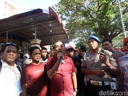 Panpel mengumumkan penundaan final Piala Indonesia dengan penjagaan polisi.