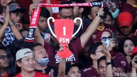Sebagian dari mereka datang dengan membawa miniatur trofi.