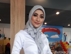 Berhijab di Pesta Ultah ke-27, Amel Alvi Ingin Lebih Salihah