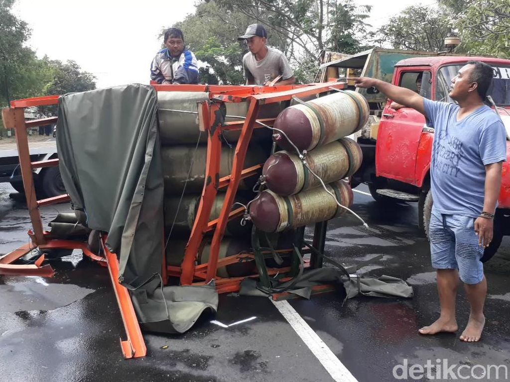 Truk dan Tabung CNG Berhasil Dievakuasi, Pantura Pasuruan Pulih Truk dan Tabung CNG Berhasil Dievakuasi, Pantura Pasuruan Pulih