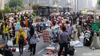 Potret Warga dan PKL Berebut Tempat di CFD