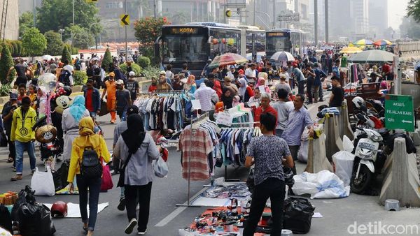 Potret Warga dan PKL Berebut Tempat di CFD