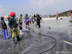 Masih Ada Sisa Abu, TWA Tangkuban Perahu Batal Dibuka Hari Ini