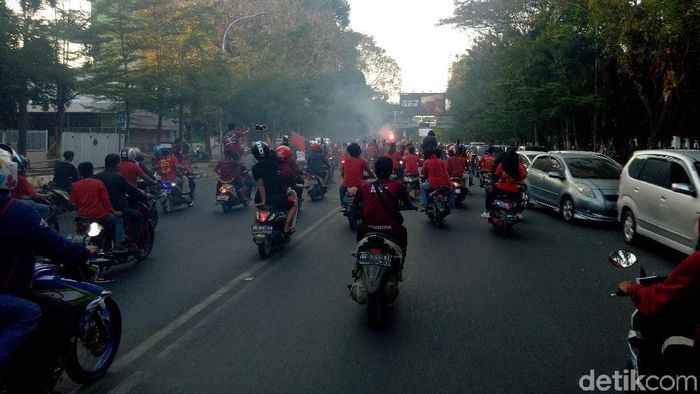 Suporter PSM Makassar konvoi. (Foto: Ibnu Munsir/detikSport) Suporter PSM Makassar konvoi. (Foto: Ibnu Munsir/detikSport)