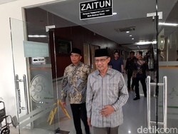 Mendikbud dan Ketum PP Muhammadiyah Jenguk Buya Syafii di RS