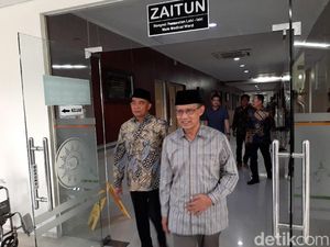 Mendikbud dan Ketum PP Muhammadiyah Jenguk Buya Syafii di RS Mendikbud dan Ketum PP Muhammadiyah Jenguk Buya Syafii di RS